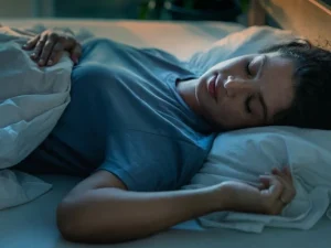 نحوه صحیح خوابیدن بعد از پروتز سینه