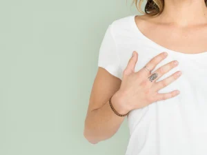 لیفت سینه همزمان با پروتز